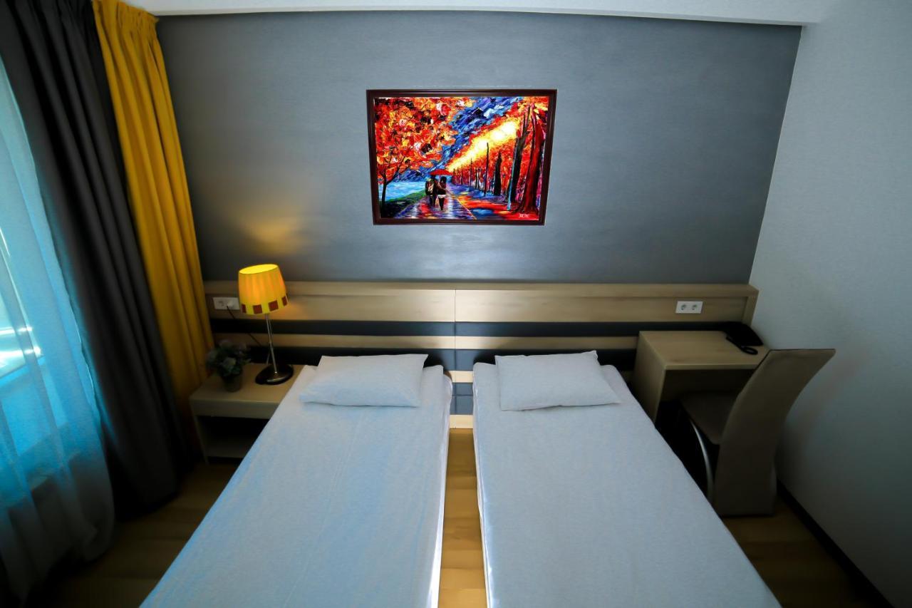 Astra Hotel Almaty Esterno foto