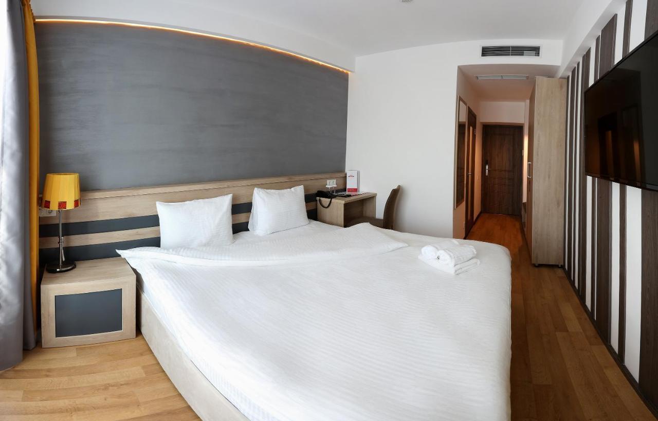 Astra Hotel Almaty Esterno foto